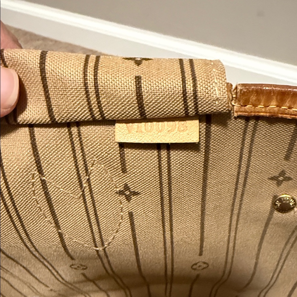 Louis Vuitton Classic Monogram Neverfull - Picture 14 of 15